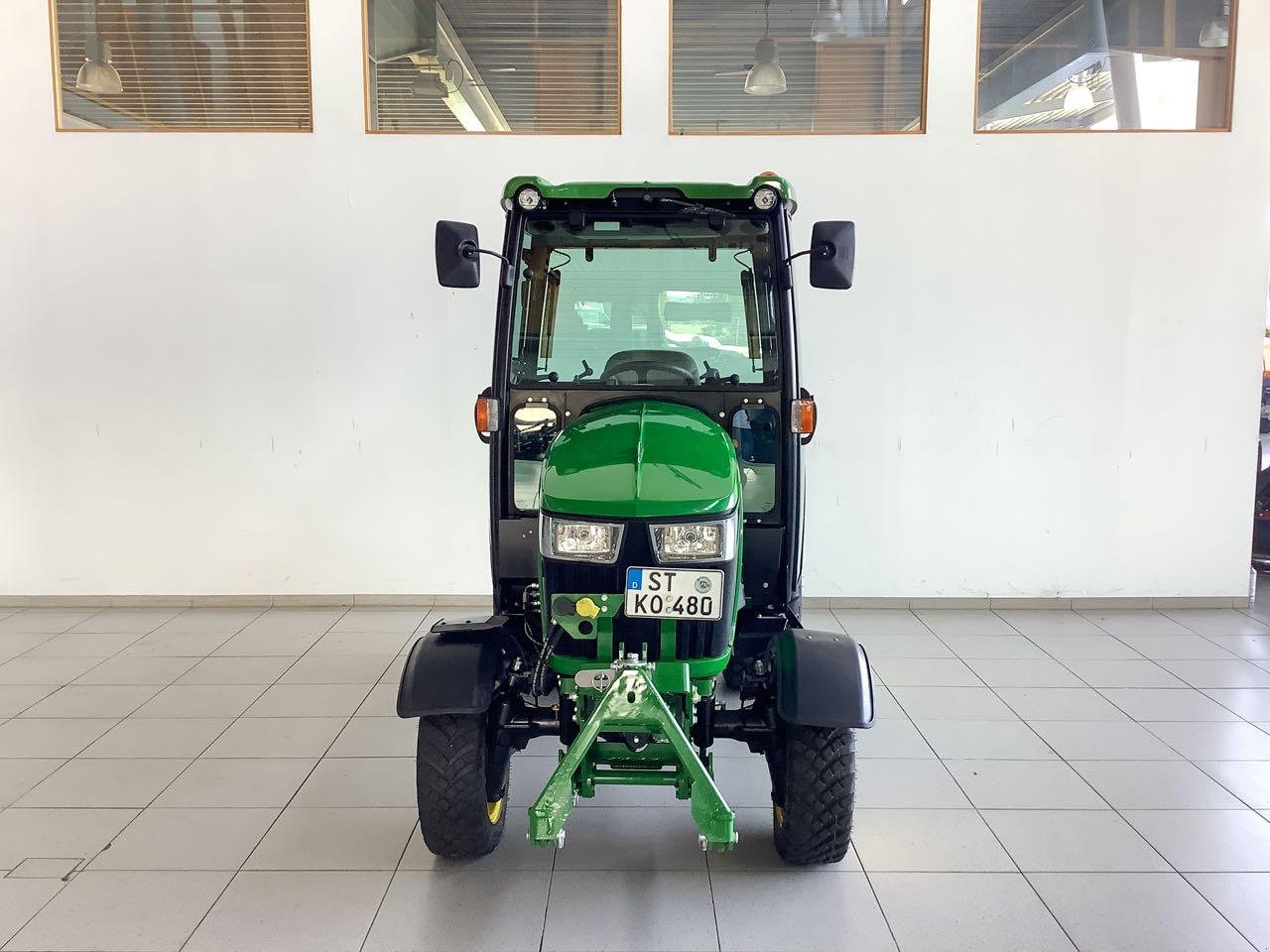 Kommunaltraktor des Typs John Deere 2038R, Mietmaschine in Beckum (Bild 3)