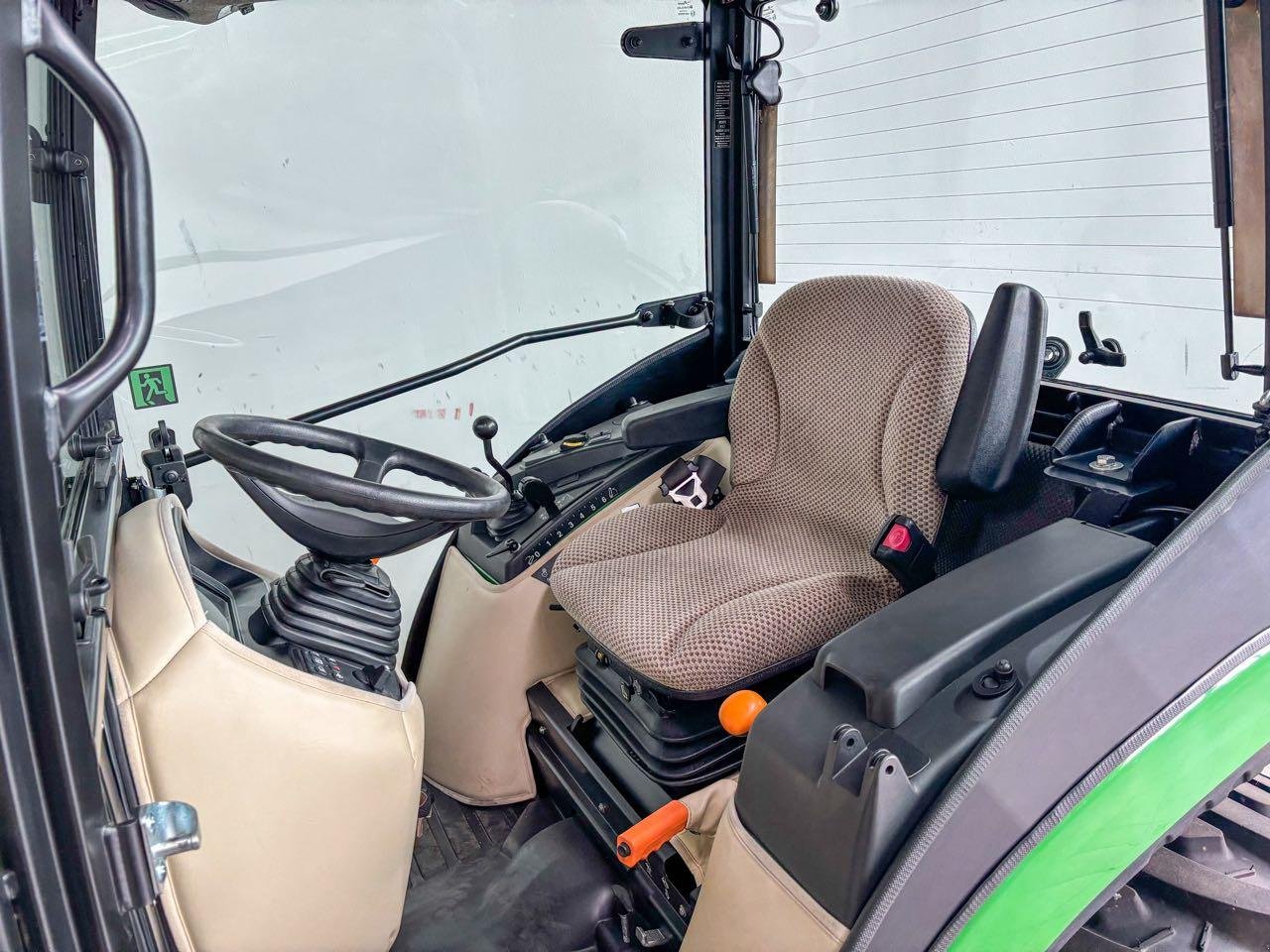 Kommunaltraktor des Typs John Deere 2038R, Mietmaschine in Beckum (Bild 7)