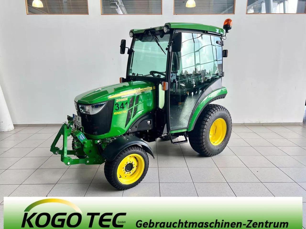 Kommunaltraktor des Typs John Deere 2038R, Mietmaschine in Beckum (Bild 1)