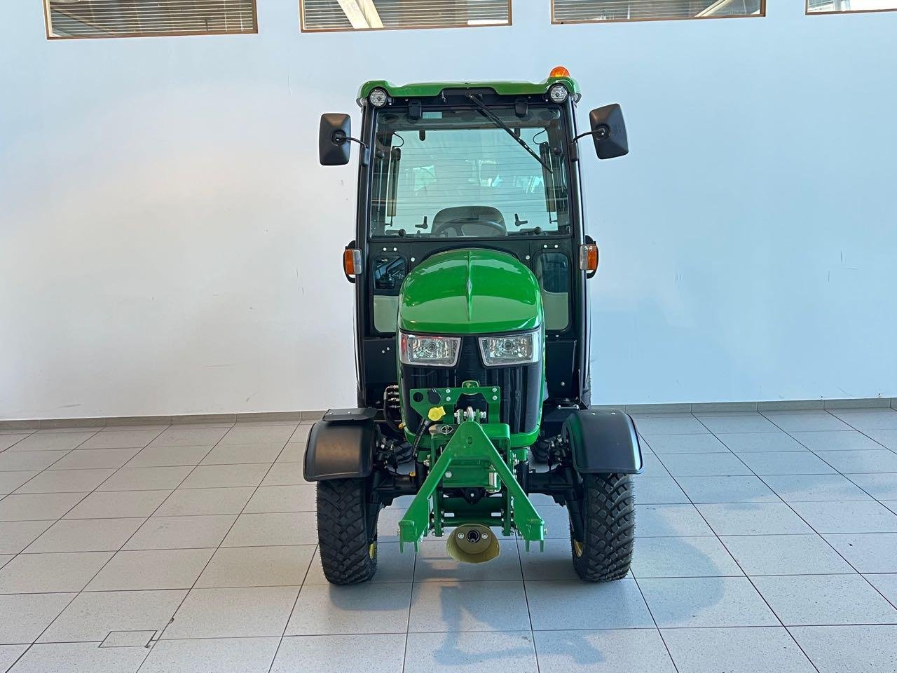 Kommunaltraktor des Typs John Deere 2038R, Gebrauchtmaschine in Neubeckum (Bild 3)