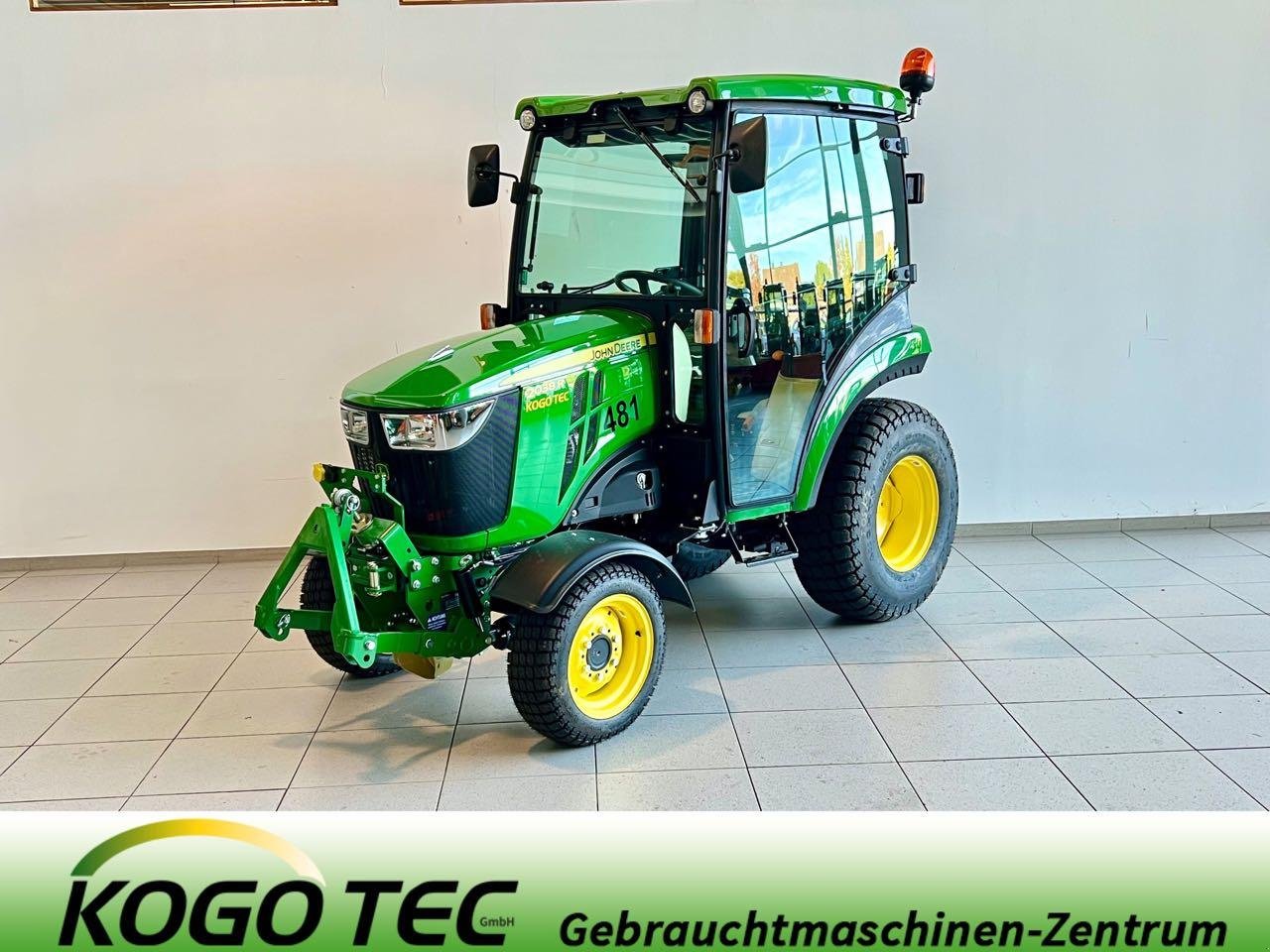 Kommunaltraktor des Typs John Deere 2038R, Gebrauchtmaschine in Neubeckum (Bild 1)