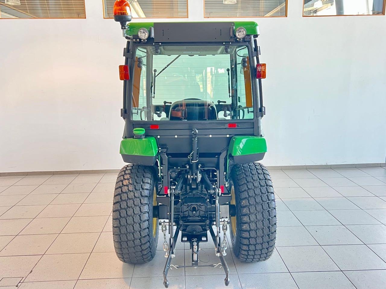 Kommunaltraktor des Typs John Deere 2038R, Gebrauchtmaschine in Neubeckum (Bild 3)