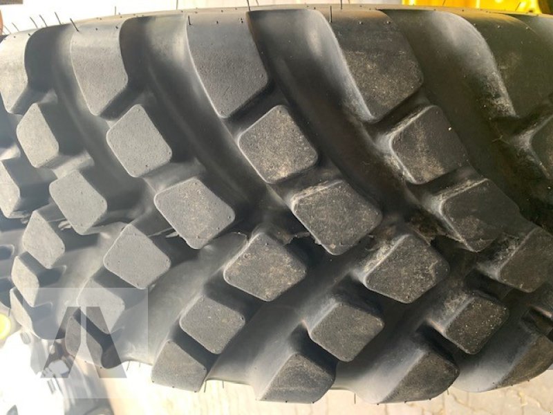 Kommunaltraktor van het type John Deere 300/70-20, Gebrauchtmaschine in Regensburg (Foto 3)