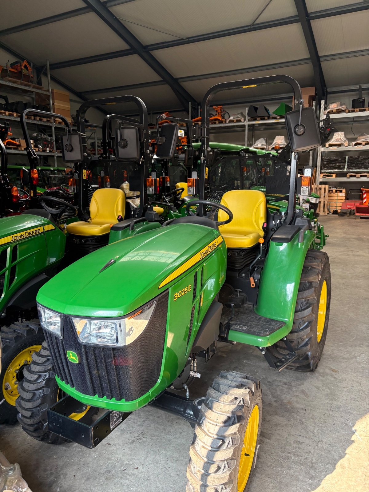 Kommunaltraktor типа John Deere 3025 E, Gebrauchtmaschine в Alferde (Фотография 2)