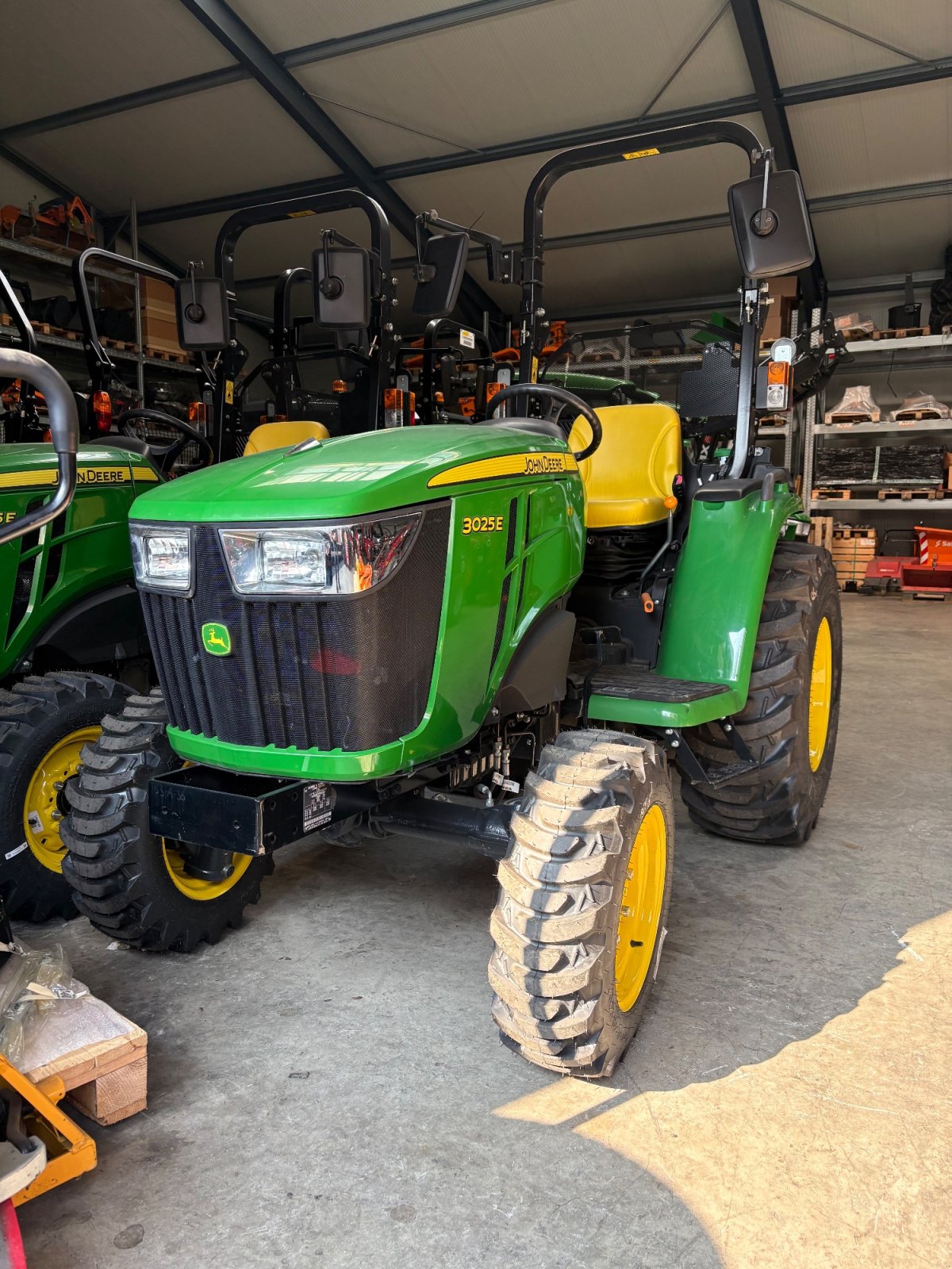 Kommunaltraktor типа John Deere 3025 E, Gebrauchtmaschine в Alferde (Фотография 3)