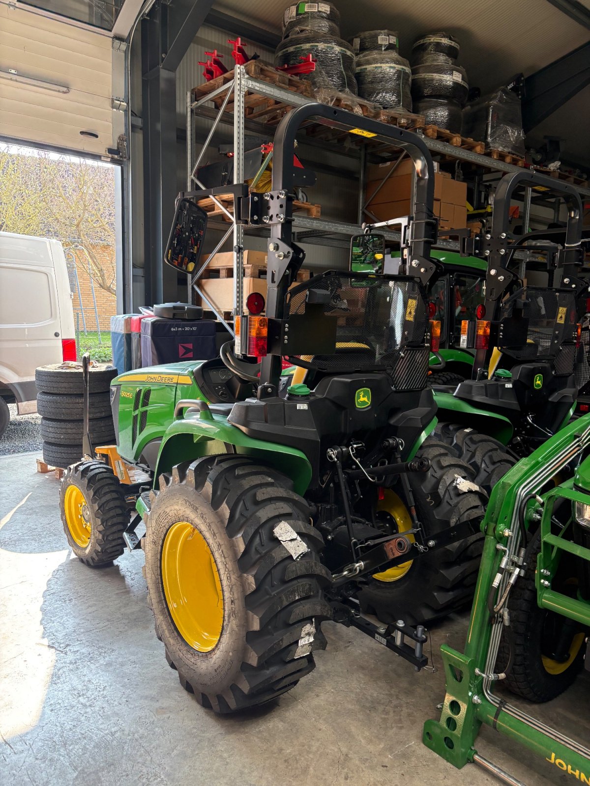 Kommunaltraktor типа John Deere 3025 E, Gebrauchtmaschine в Alferde (Фотография 4)