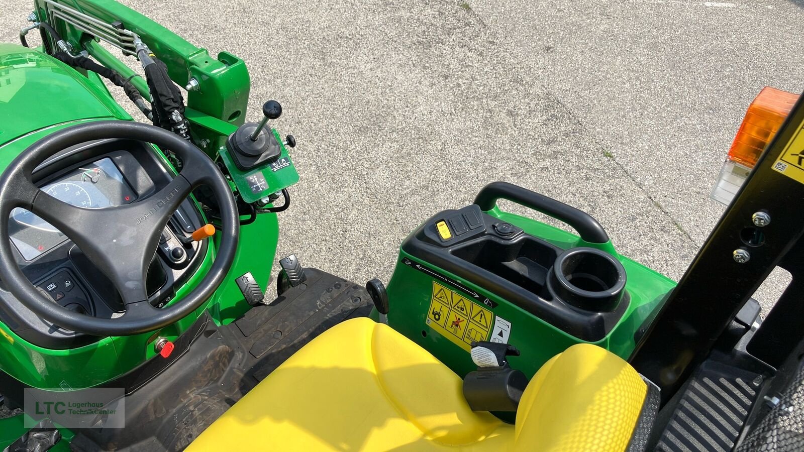 Kommunaltraktor des Typs John Deere 3025E, Neumaschine in Herzogenburg (Bild 10)