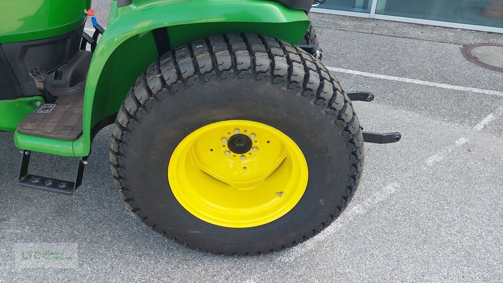 Kommunaltraktor des Typs John Deere 3025E, Neumaschine in Herzogenburg (Bild 16)