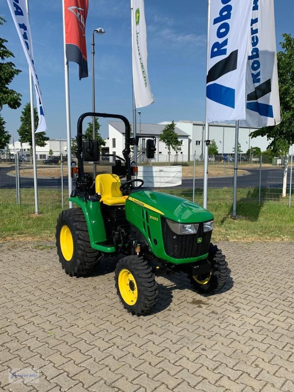 Kommunaltraktor des Typs John Deere 3025E, Neumaschine in Wittlich (Bild 1)