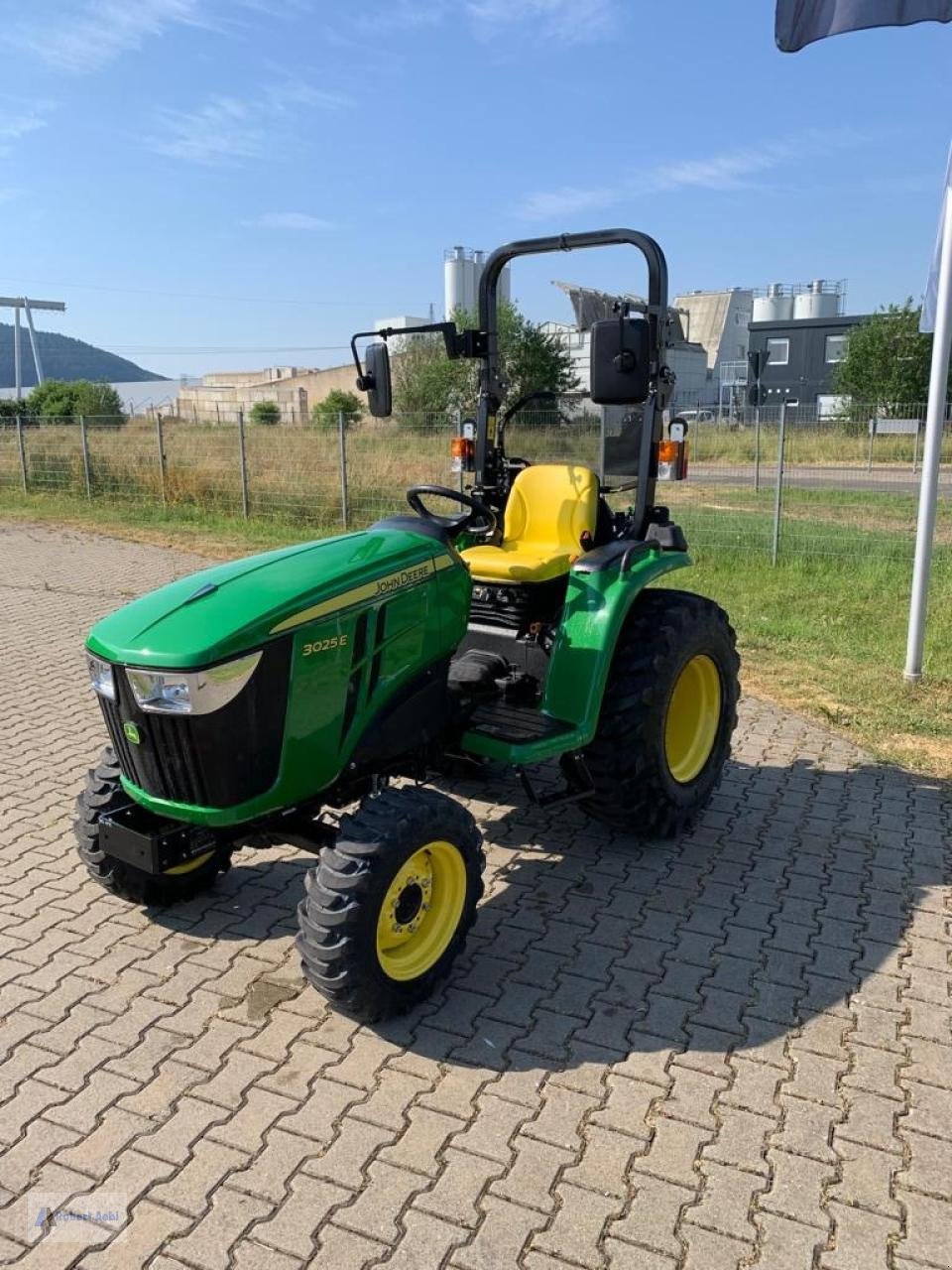Kommunaltraktor des Typs John Deere 3025E, Neumaschine in Wittlich (Bild 2)