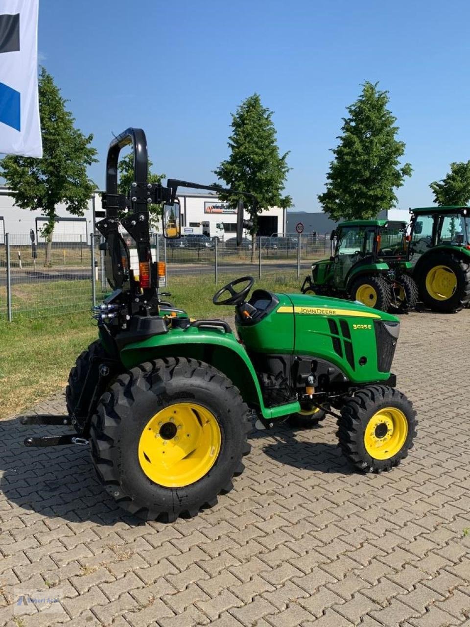 Kommunaltraktor des Typs John Deere 3025E, Neumaschine in Wittlich (Bild 3)