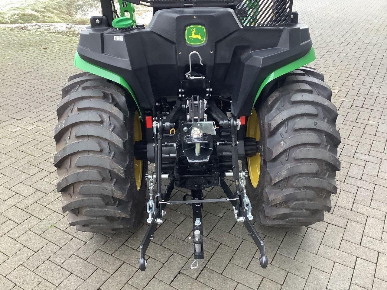 Kommunaltraktor typu John Deere 3038E, Neumaschine v Stralsund (Obrázek 3)