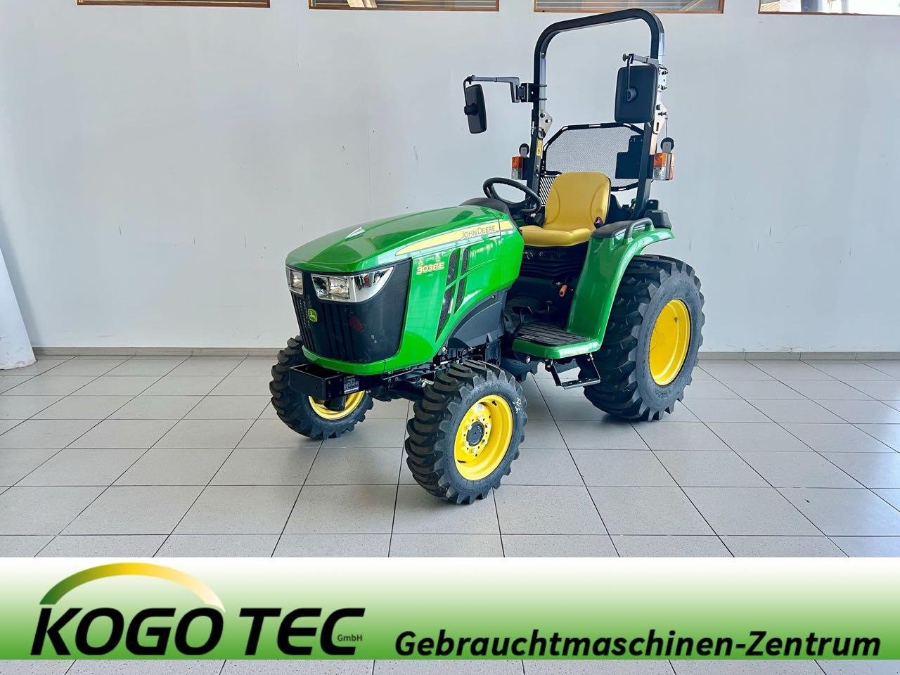 Kommunaltraktor des Typs John Deere 3038E, Neumaschine in Greven (Bild 1)