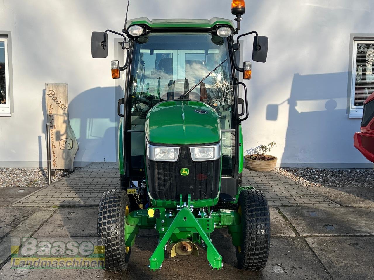 Kommunaltraktor от тип John Deere 3039R mit Frontzapfwelle, Neumaschine в Holthof (Снимка 2)