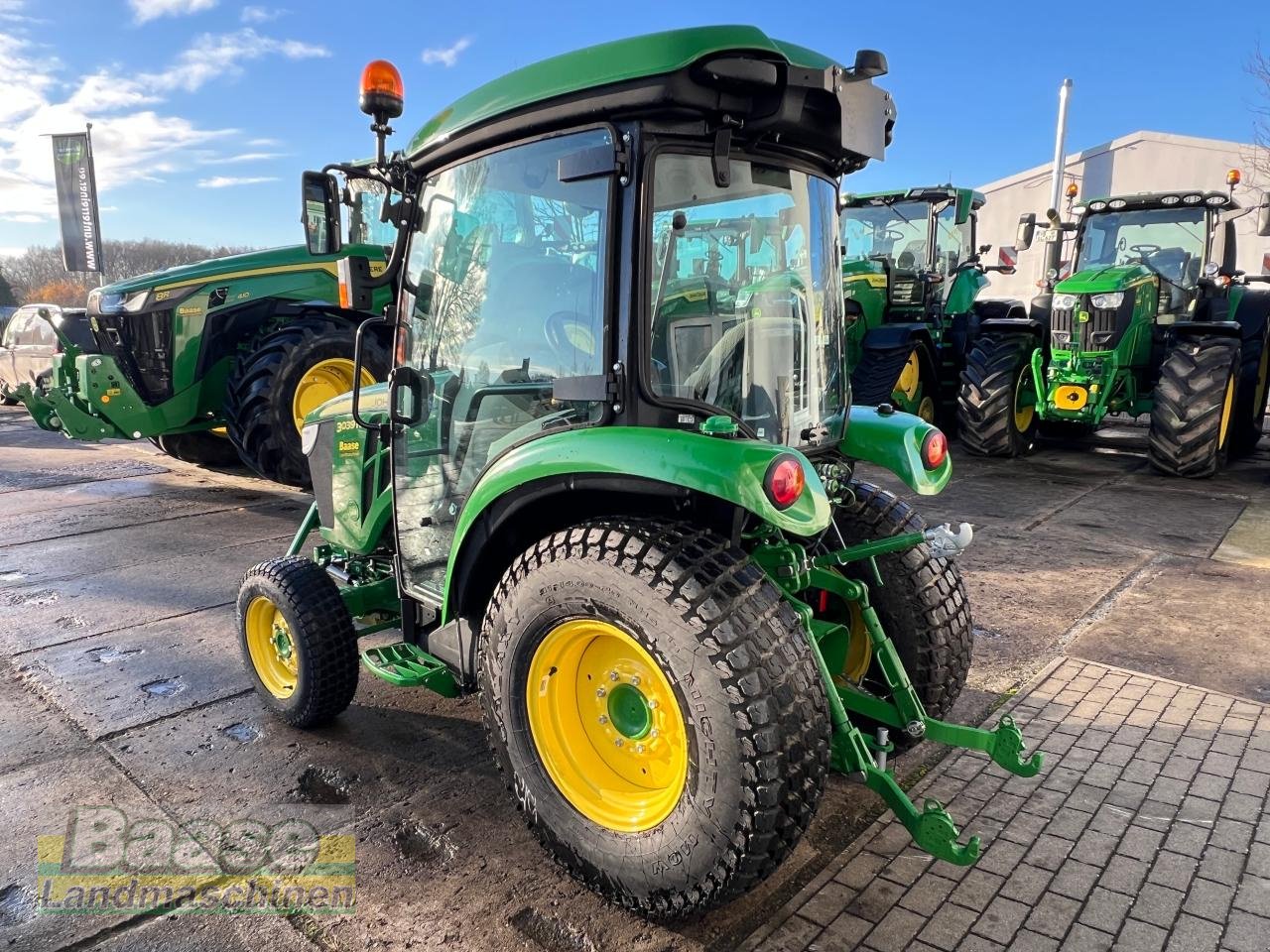 Kommunaltraktor от тип John Deere 3039R mit Frontzapfwelle, Neumaschine в Holthof (Снимка 8)