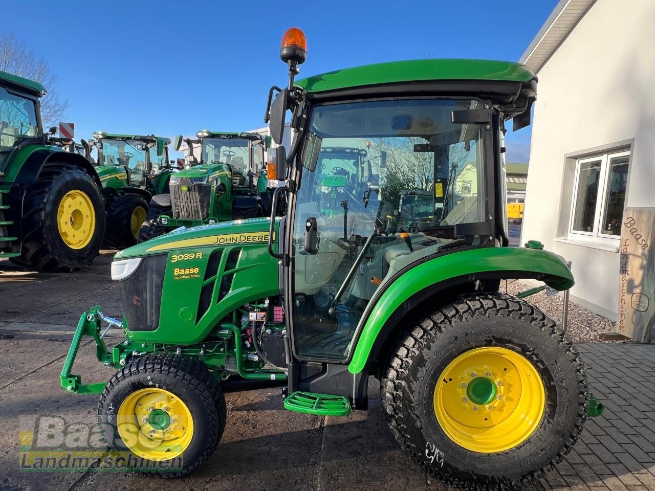 Kommunaltraktor от тип John Deere 3039R mit Frontzapfwelle, Neumaschine в Holthof (Снимка 9)