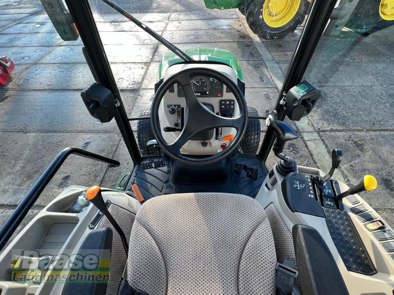 Kommunaltraktor от тип John Deere 3039R mit Frontzapfwelle, Neumaschine в Holthof (Снимка 12)