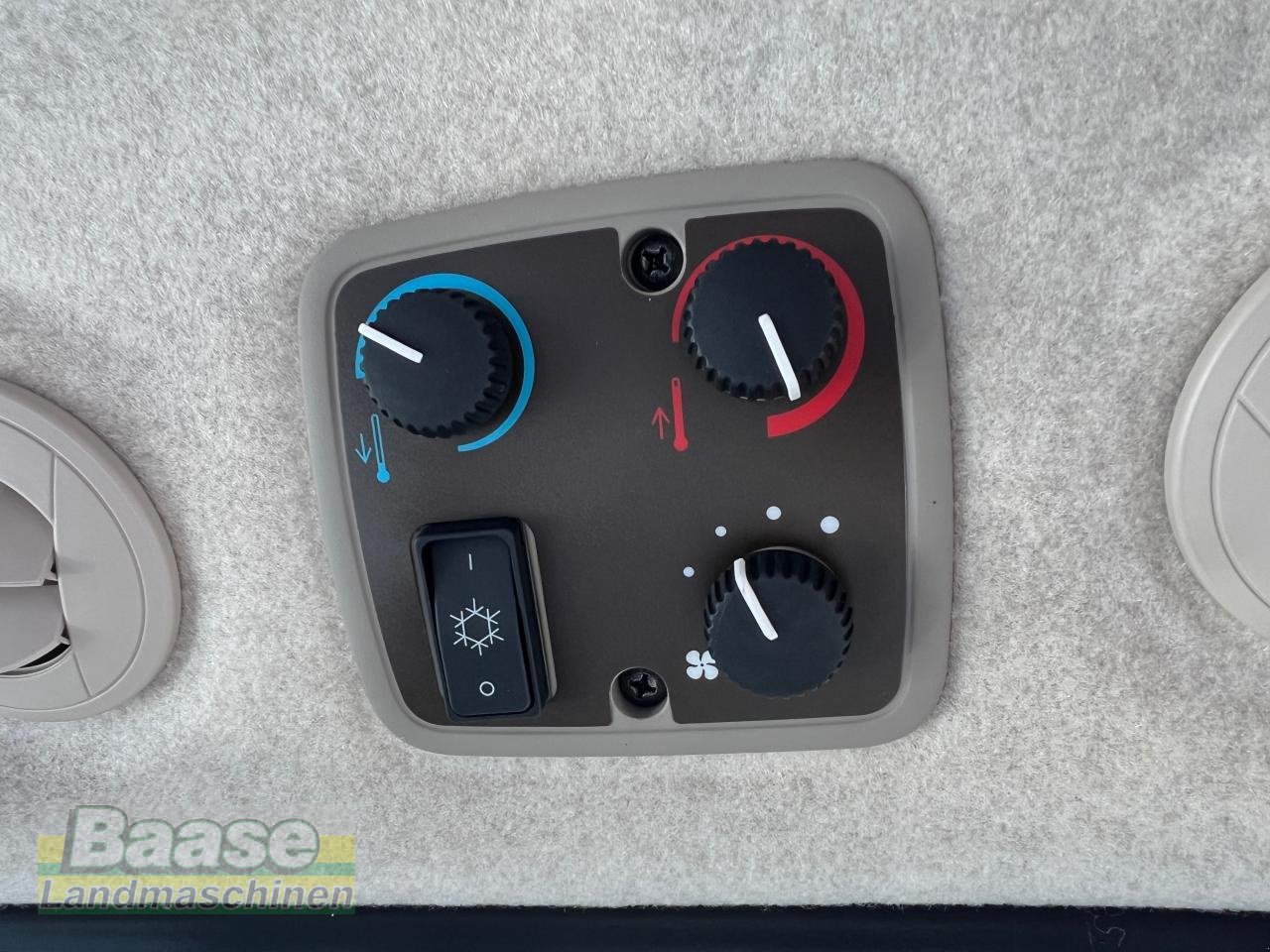 Kommunaltraktor от тип John Deere 3039R mit Frontzapfwelle, Neumaschine в Holthof (Снимка 13)