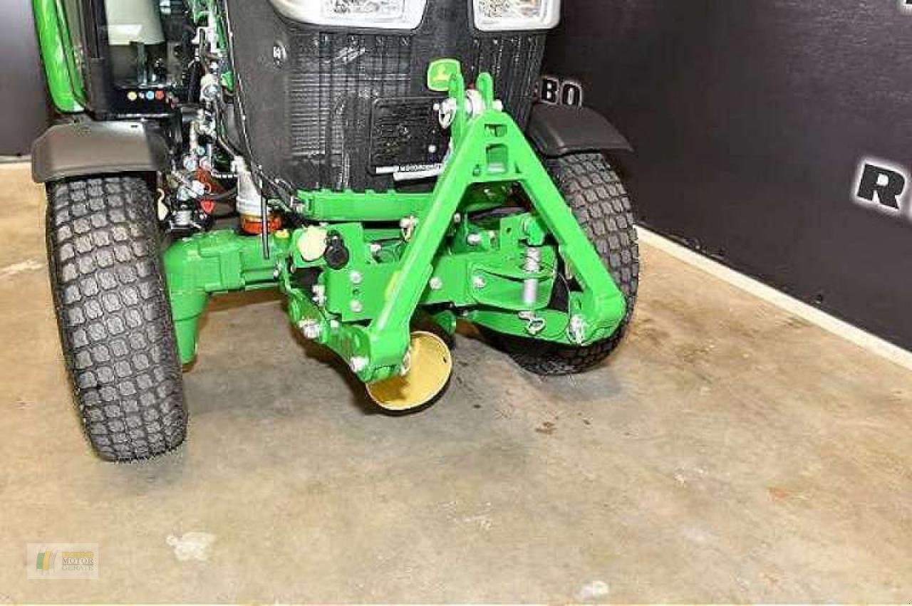 Kommunaltraktor of the type John Deere 3039R TRAKTOR, Neumaschine in Cloppenburg (Picture 4)