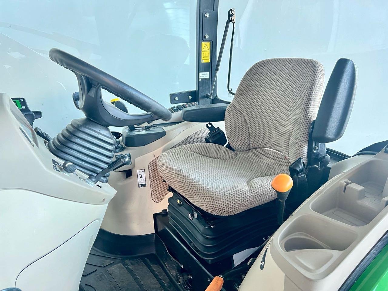 Kommunaltraktor des Typs John Deere 3039R, Mietmaschine in Beckum (Bild 2)