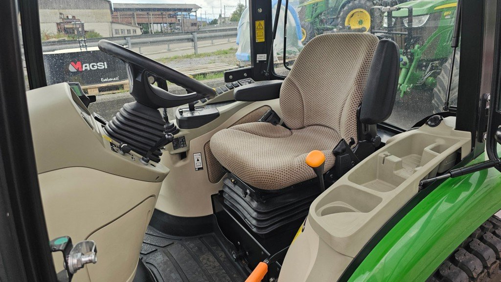 Kommunaltraktor tip John Deere 3045R, Gebrauchtmaschine in Altendorf (Poză 6)