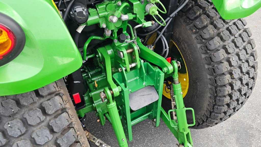 Kommunaltraktor tip John Deere 3045R, Gebrauchtmaschine in Altendorf (Poză 4)