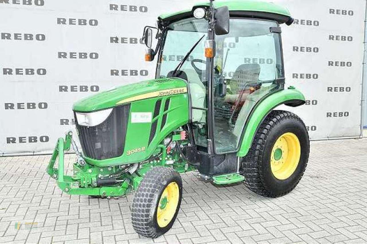 Kommunaltraktor des Typs John Deere 3045R, Gebrauchtmaschine in Cloppenburg (Bild 1)