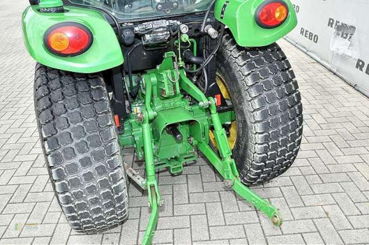 Kommunaltraktor des Typs John Deere 3045R, Gebrauchtmaschine in Cloppenburg (Bild 3)