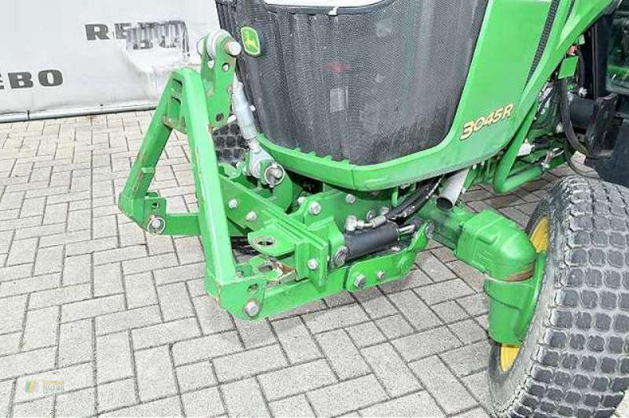 Kommunaltraktor des Typs John Deere 3045R, Gebrauchtmaschine in Cloppenburg (Bild 4)