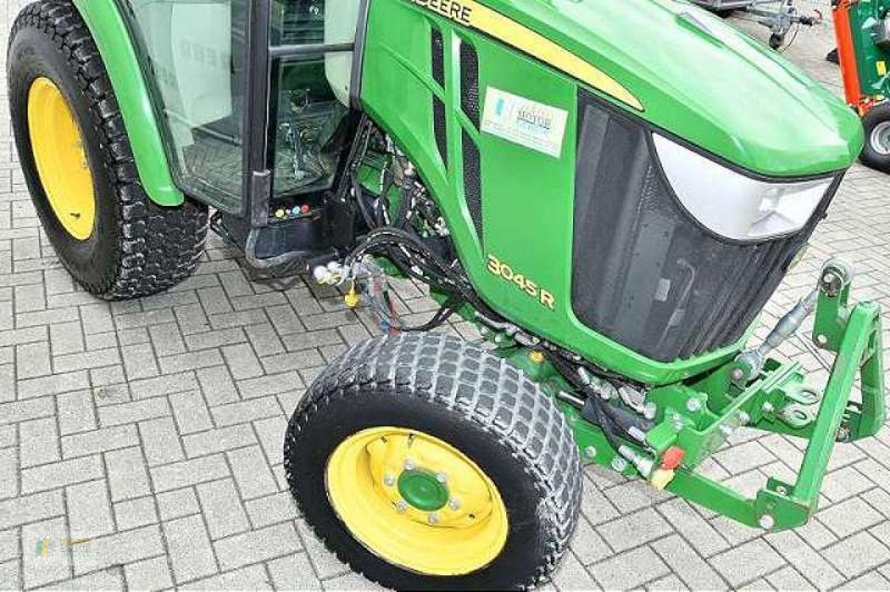 Kommunaltraktor des Typs John Deere 3045R, Gebrauchtmaschine in Cloppenburg (Bild 2)