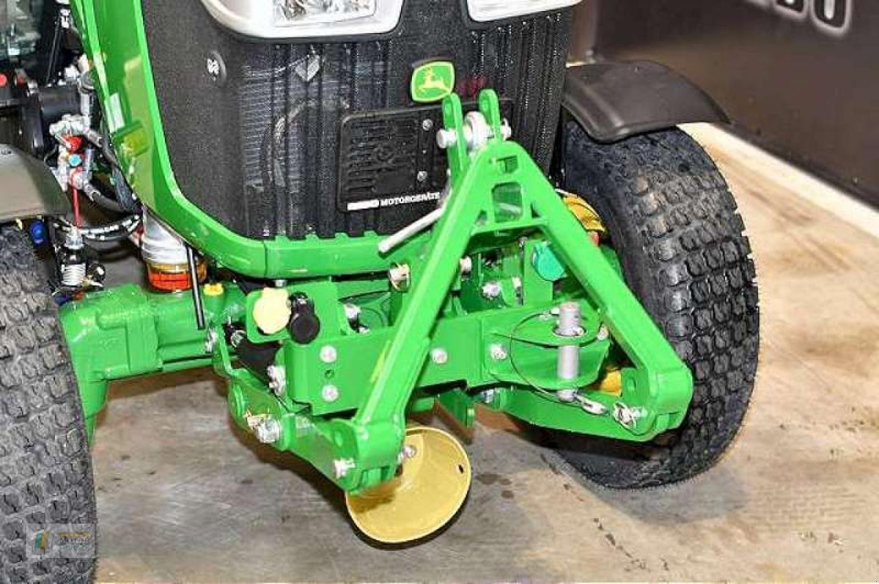 Kommunaltraktor van het type John Deere 3046R TRAKTOR, Neumaschine in Cloppenburg (Foto 7)