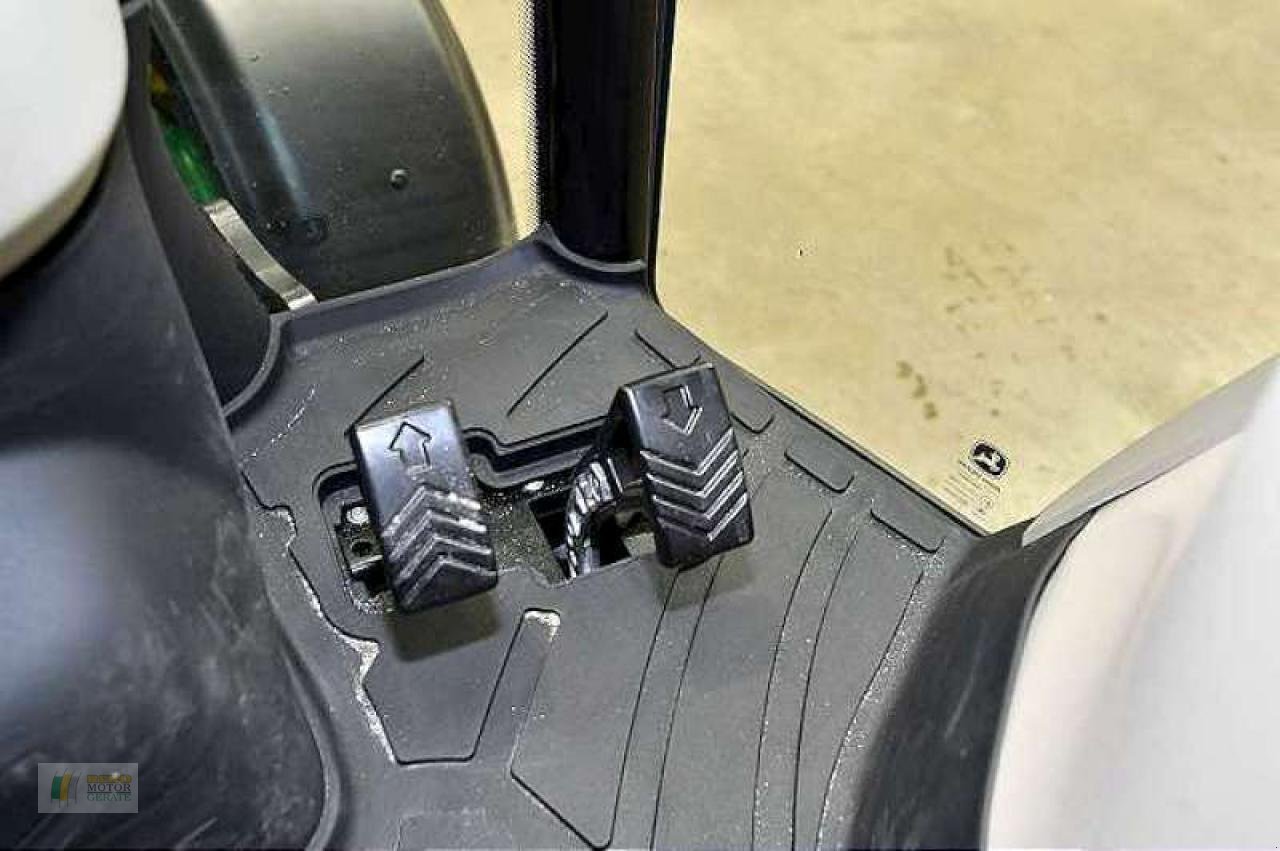 Kommunaltraktor du type John Deere 3046R TRAKTOR, Neumaschine en Cloppenburg (Photo 9)