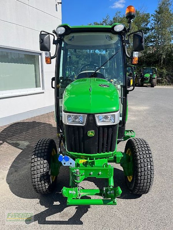 Kommunaltraktor des Typs John Deere 3046R, Neumaschine in Kroppach (Bild 3)