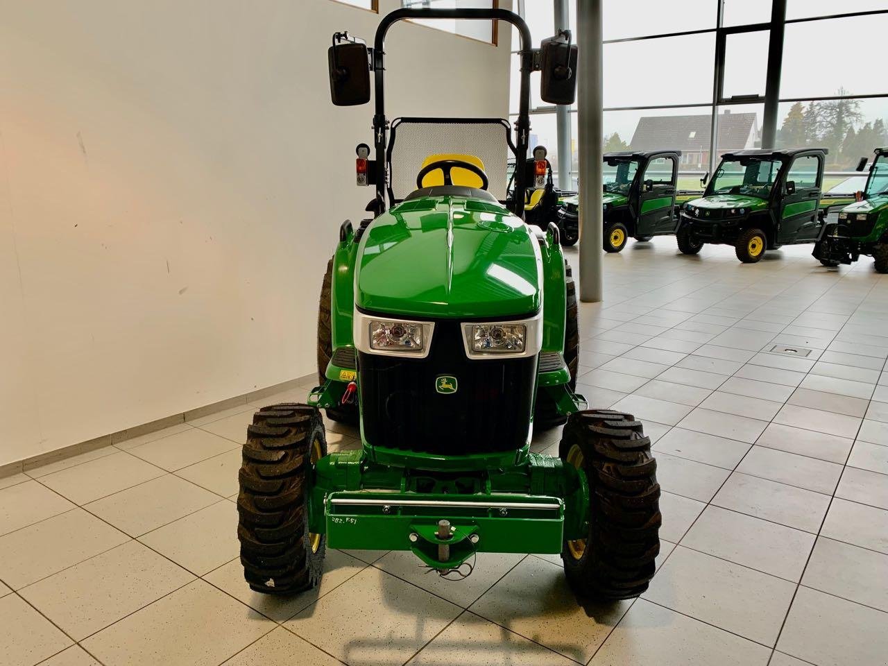 Kommunaltraktor des Typs John Deere 3046R, Neumaschine in Beckum (Bild 3)