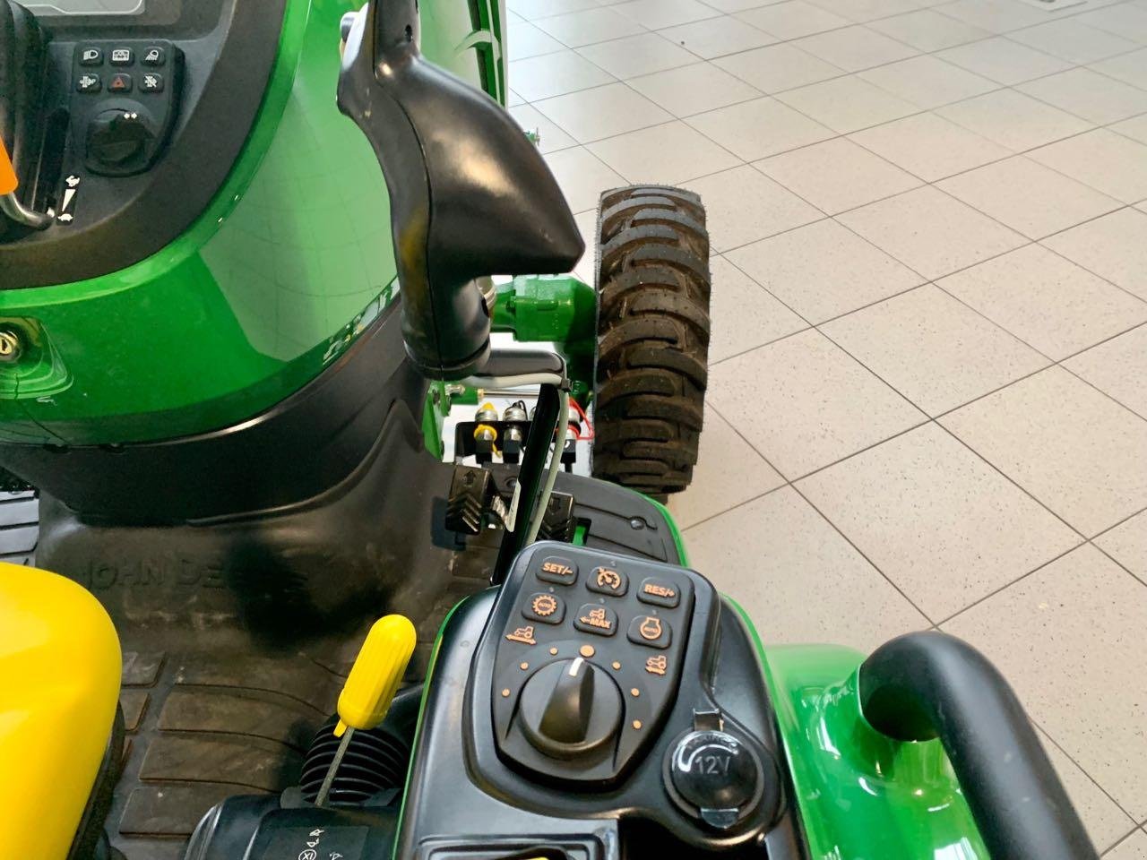 Kommunaltraktor des Typs John Deere 3046R, Neumaschine in Beckum (Bild 5)