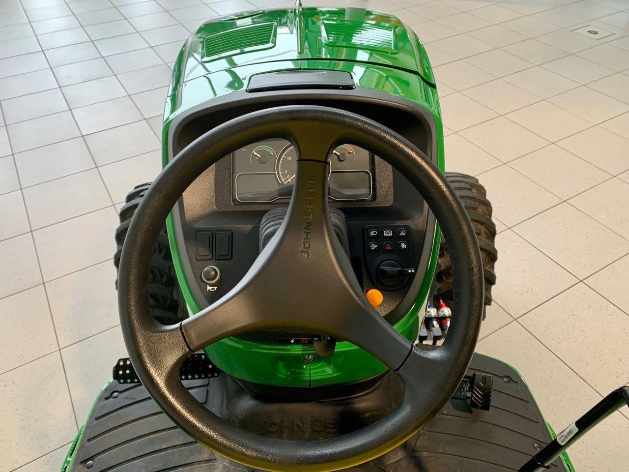 Kommunaltraktor des Typs John Deere 3046R, Neumaschine in Beckum (Bild 7)