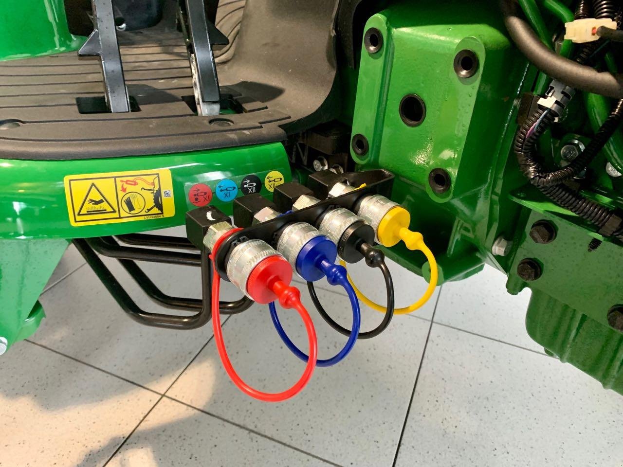 Kommunaltraktor des Typs John Deere 3046R, Neumaschine in Beckum (Bild 8)