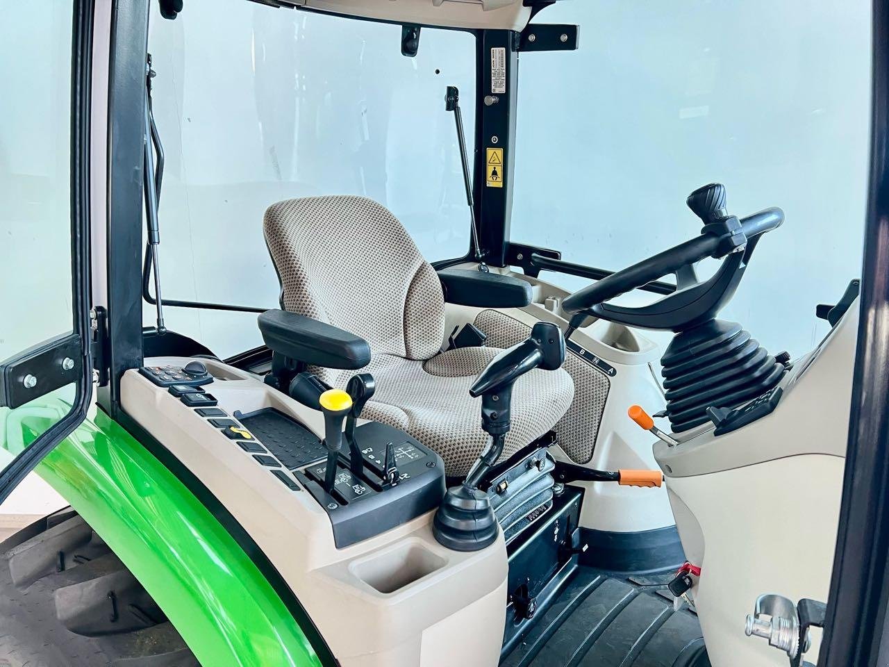 Kommunaltraktor a típus John Deere 3046R, Gebrauchtmaschine ekkor: Beckum (Kép 5)