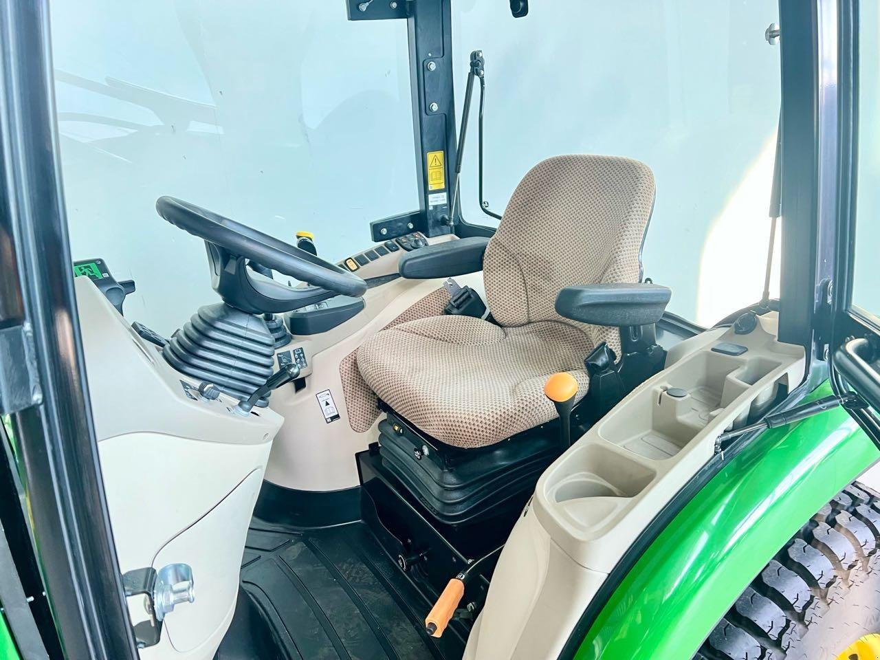 Kommunaltraktor des Typs John Deere 3046R, Mietmaschine in Beckum (Bild 2)