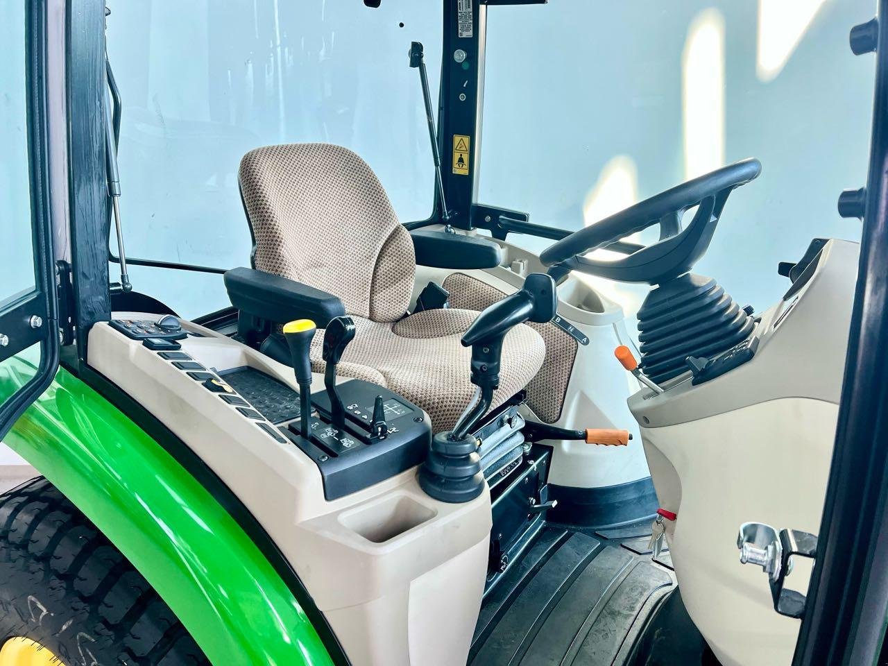 Kommunaltraktor des Typs John Deere 3046R, Mietmaschine in Beckum (Bild 5)