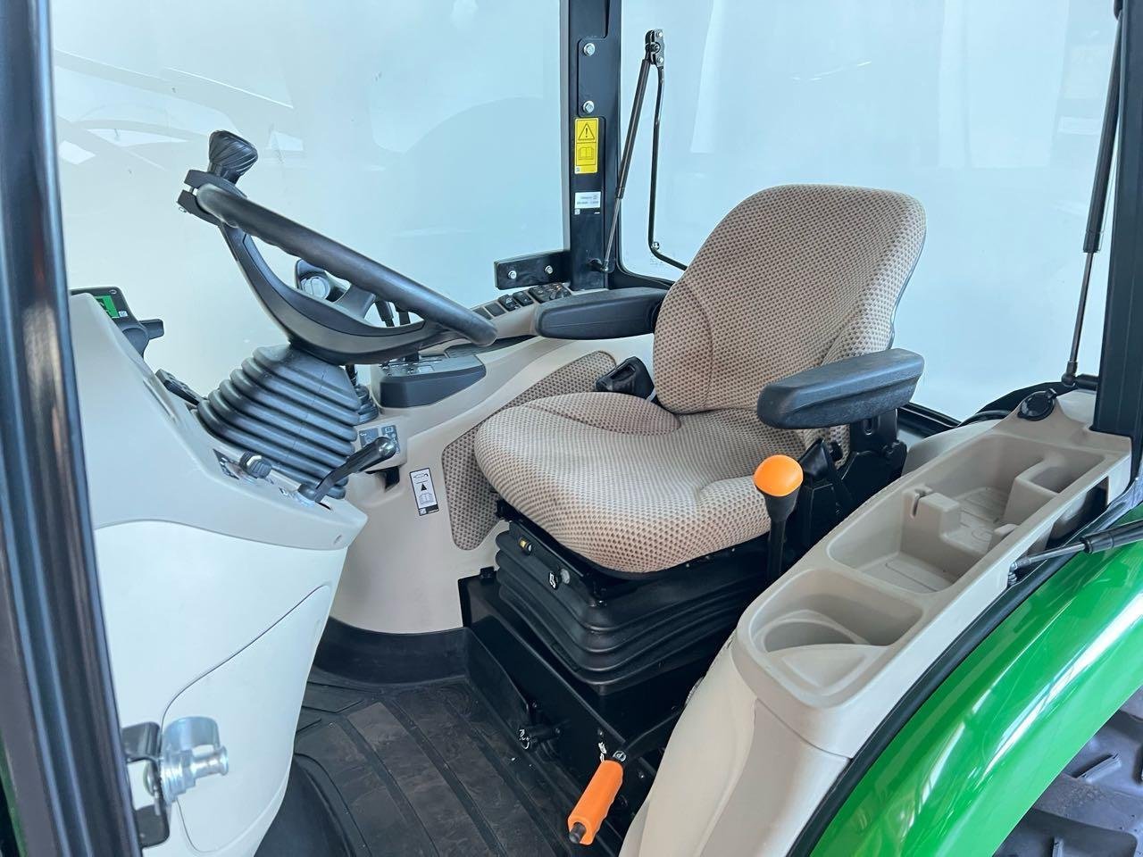 Kommunaltraktor des Typs John Deere 3046R, Mietmaschine in Beckum (Bild 7)