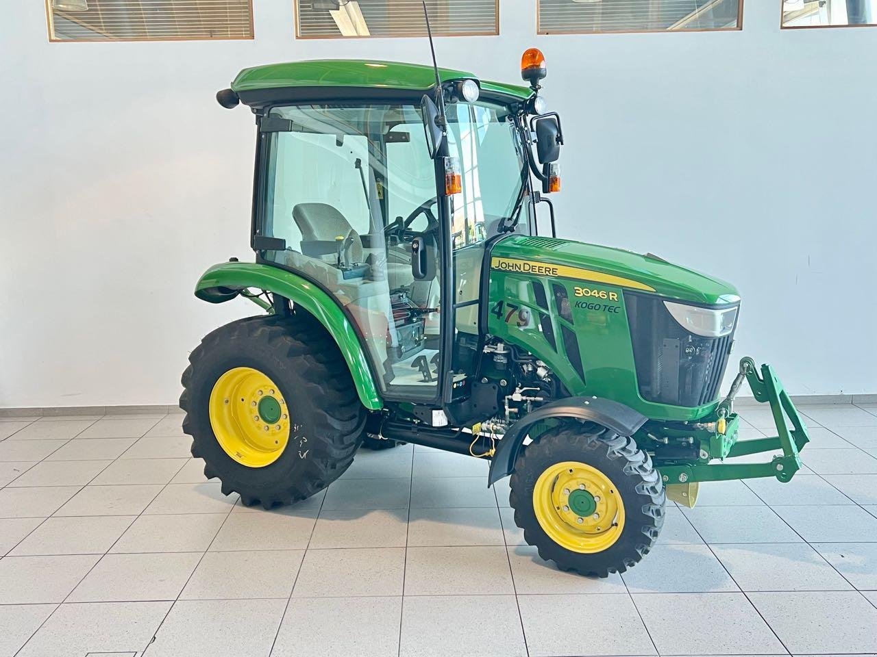 Kommunaltraktor des Typs John Deere 3046R, Mietmaschine in Beckum (Bild 2)