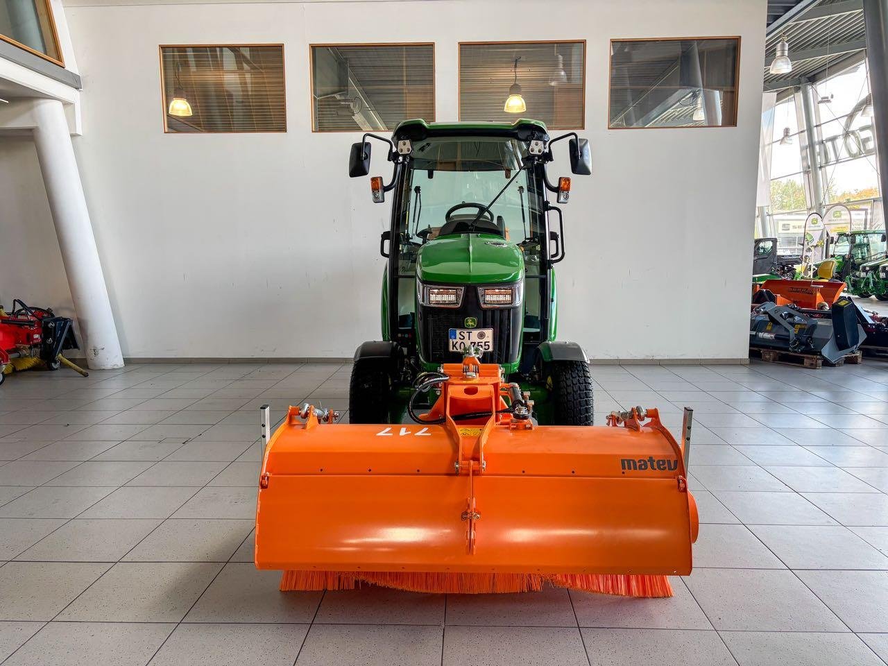 Kommunaltraktor des Typs John Deere 3046R, Gebrauchtmaschine in Beckum (Bild 2)