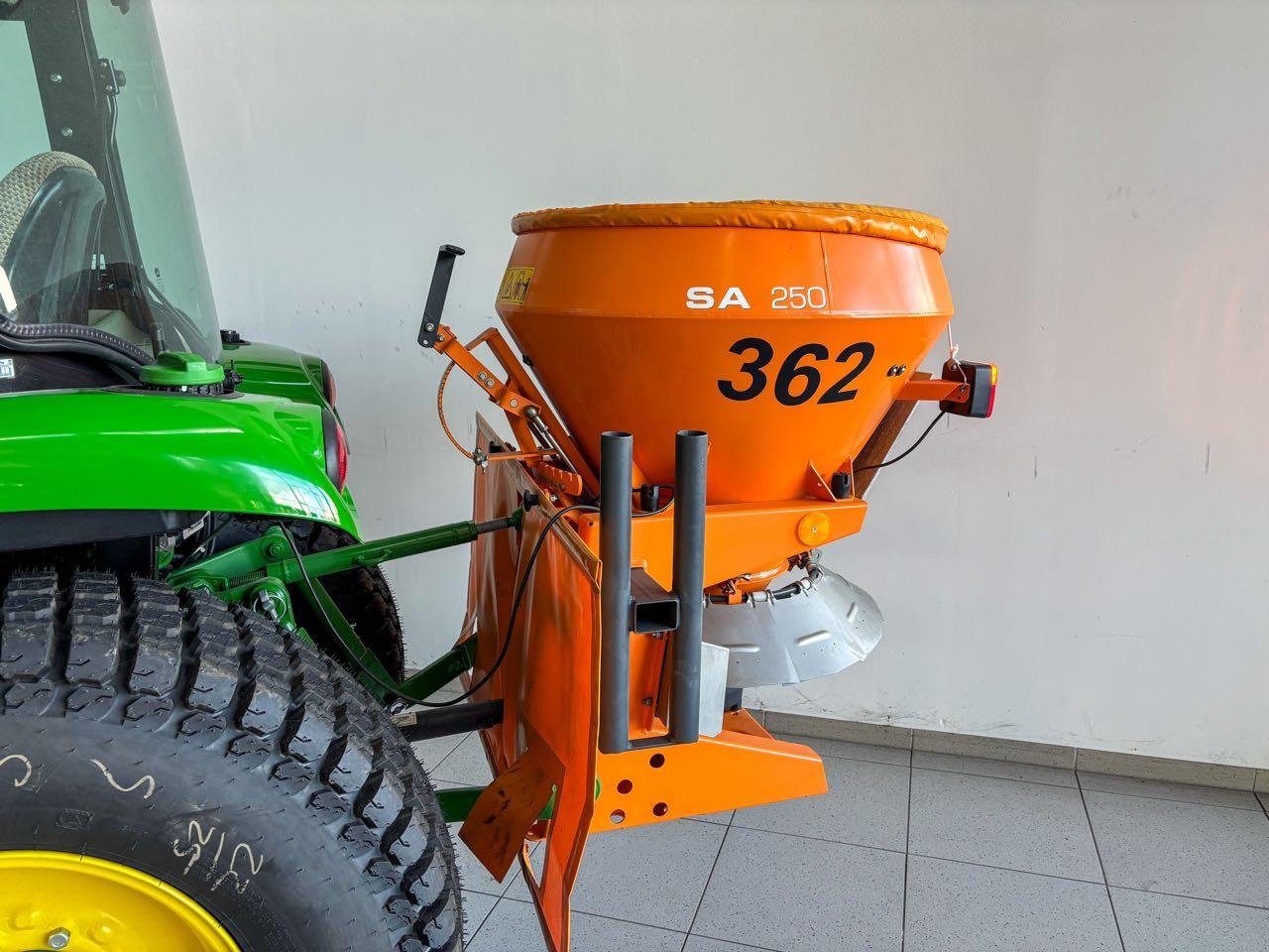 Kommunaltraktor des Typs John Deere 3046R, Gebrauchtmaschine in Beckum (Bild 5)