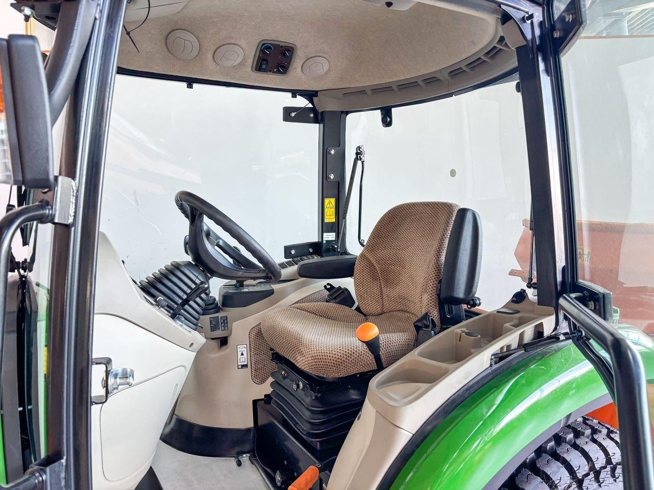 Kommunaltraktor des Typs John Deere 3046R, Gebrauchtmaschine in Beckum (Bild 9)