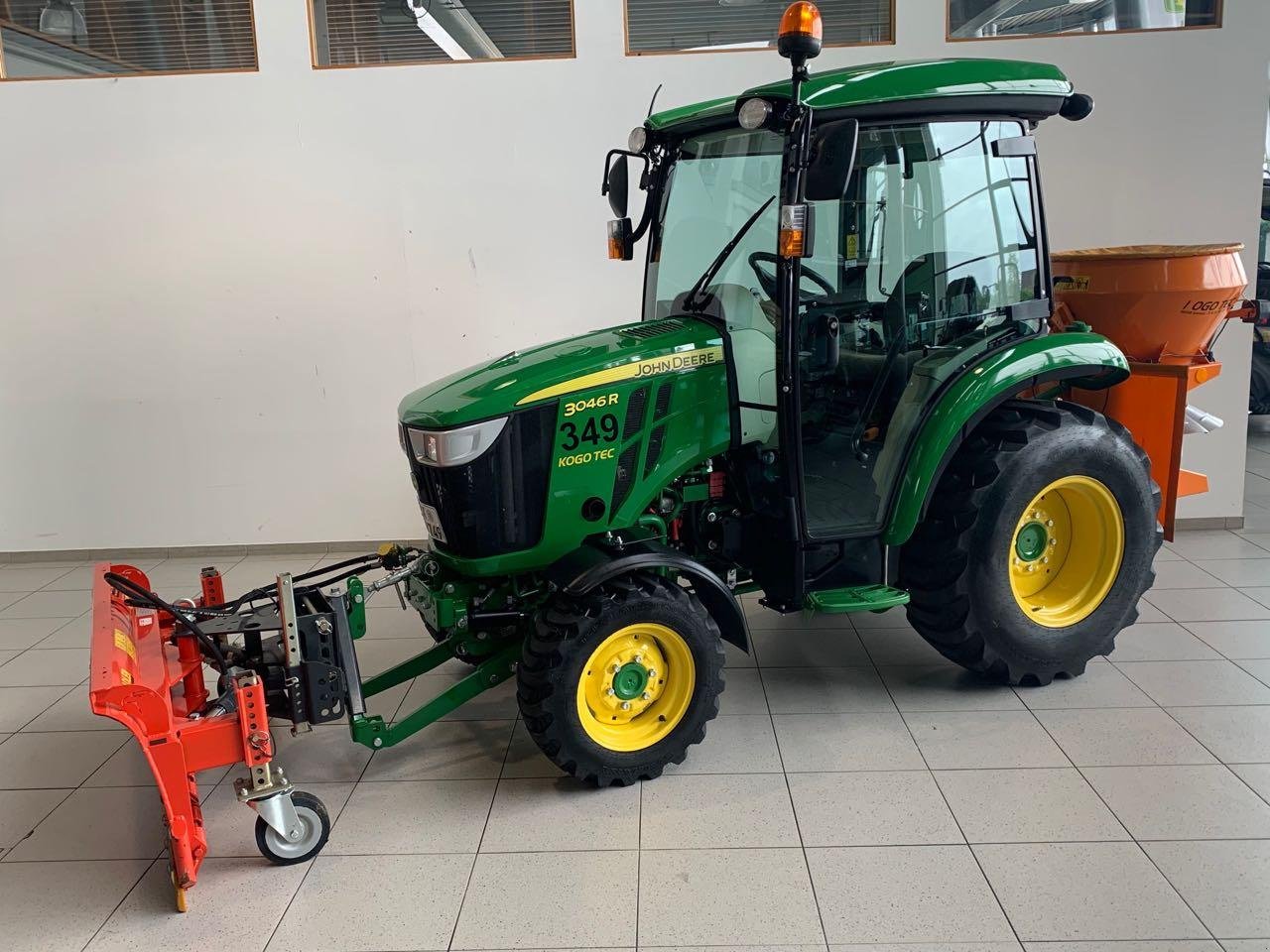 Kommunaltraktor des Typs John Deere 3046R, Gebrauchtmaschine in Neubeckum (Bild 2)