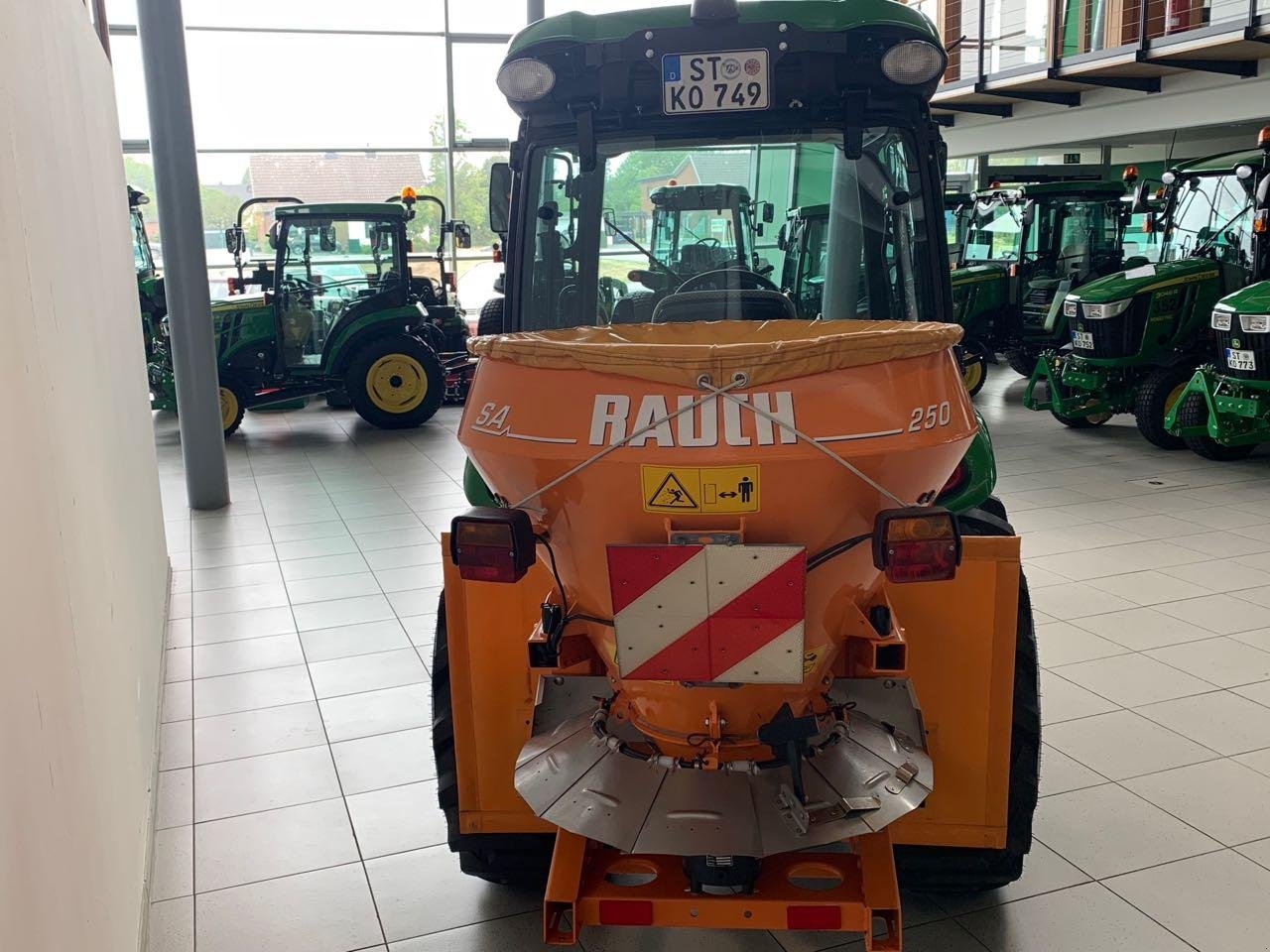 Kommunaltraktor des Typs John Deere 3046R, Gebrauchtmaschine in Neubeckum (Bild 3)