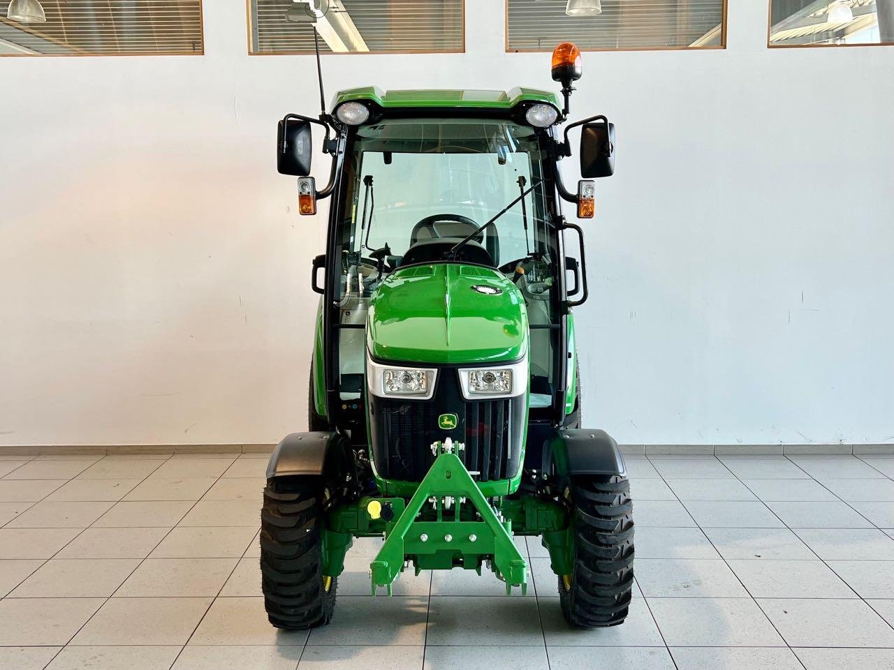 Kommunaltraktor des Typs John Deere 3046R, Gebrauchtmaschine in Neubeckum (Bild 2)