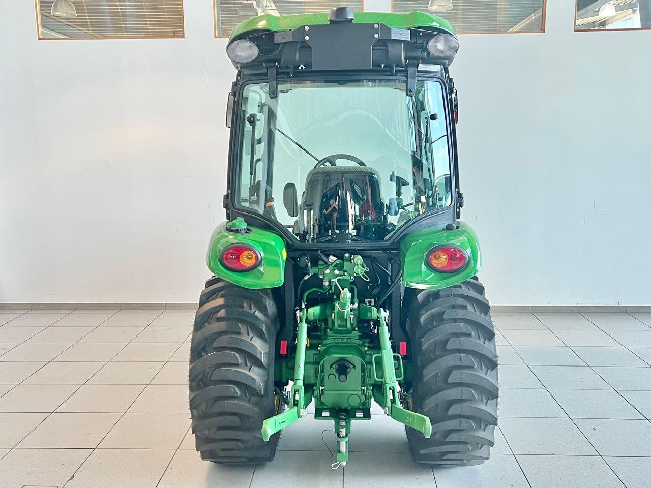 Kommunaltraktor des Typs John Deere 3046R, Gebrauchtmaschine in Neubeckum (Bild 4)