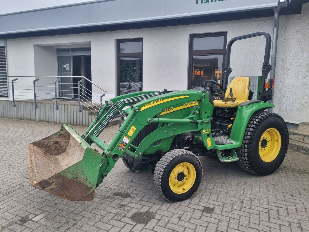 Kommunaltraktor typu John Deere 3320 MY11, Gebrauchtmaschine v Neubrandenburg (Obrázek 1)